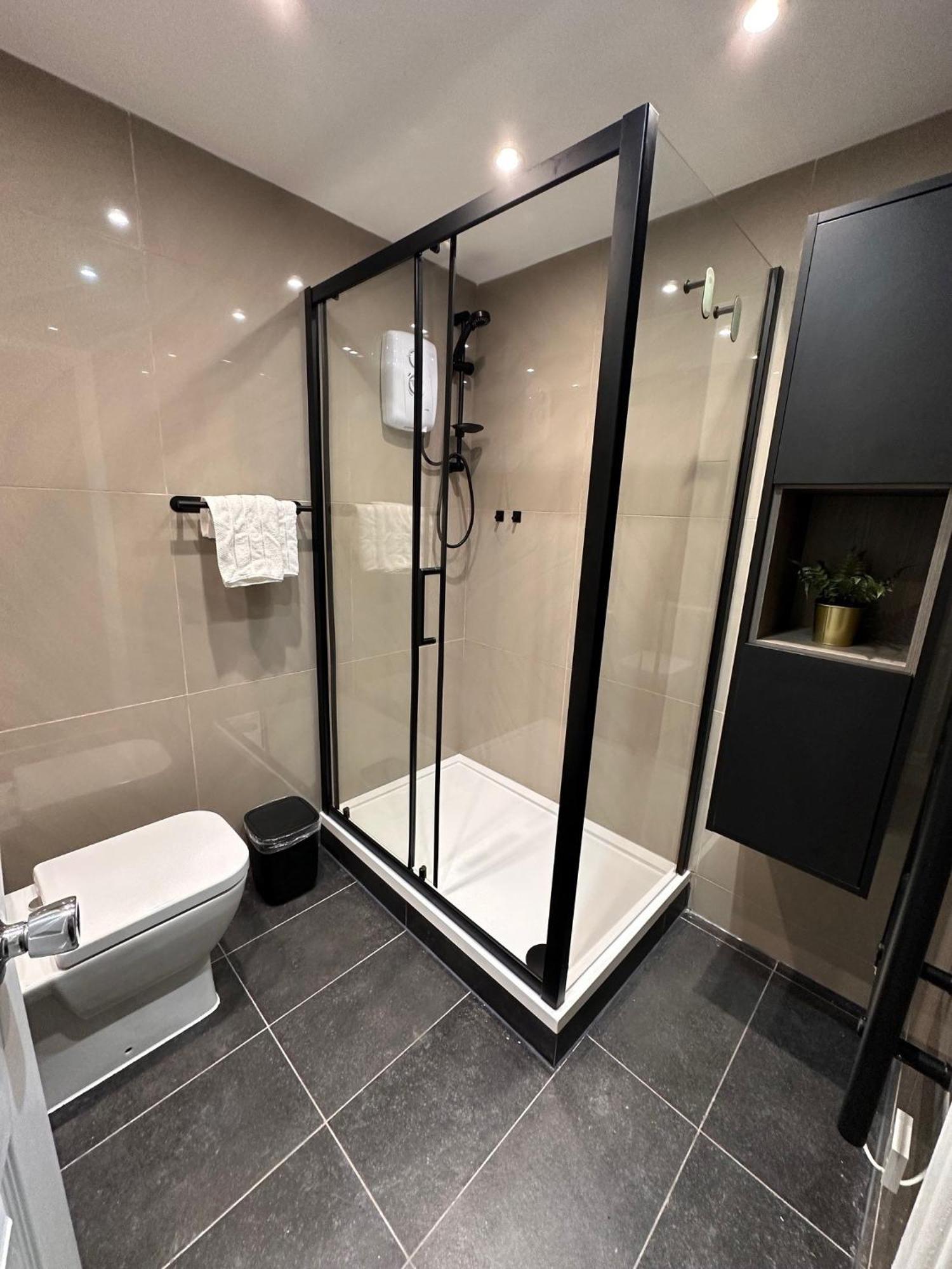 R1 - Private Room In Modern Shared Apartment, Each With Kitchenette, Central Бирмингам Екстериор снимка